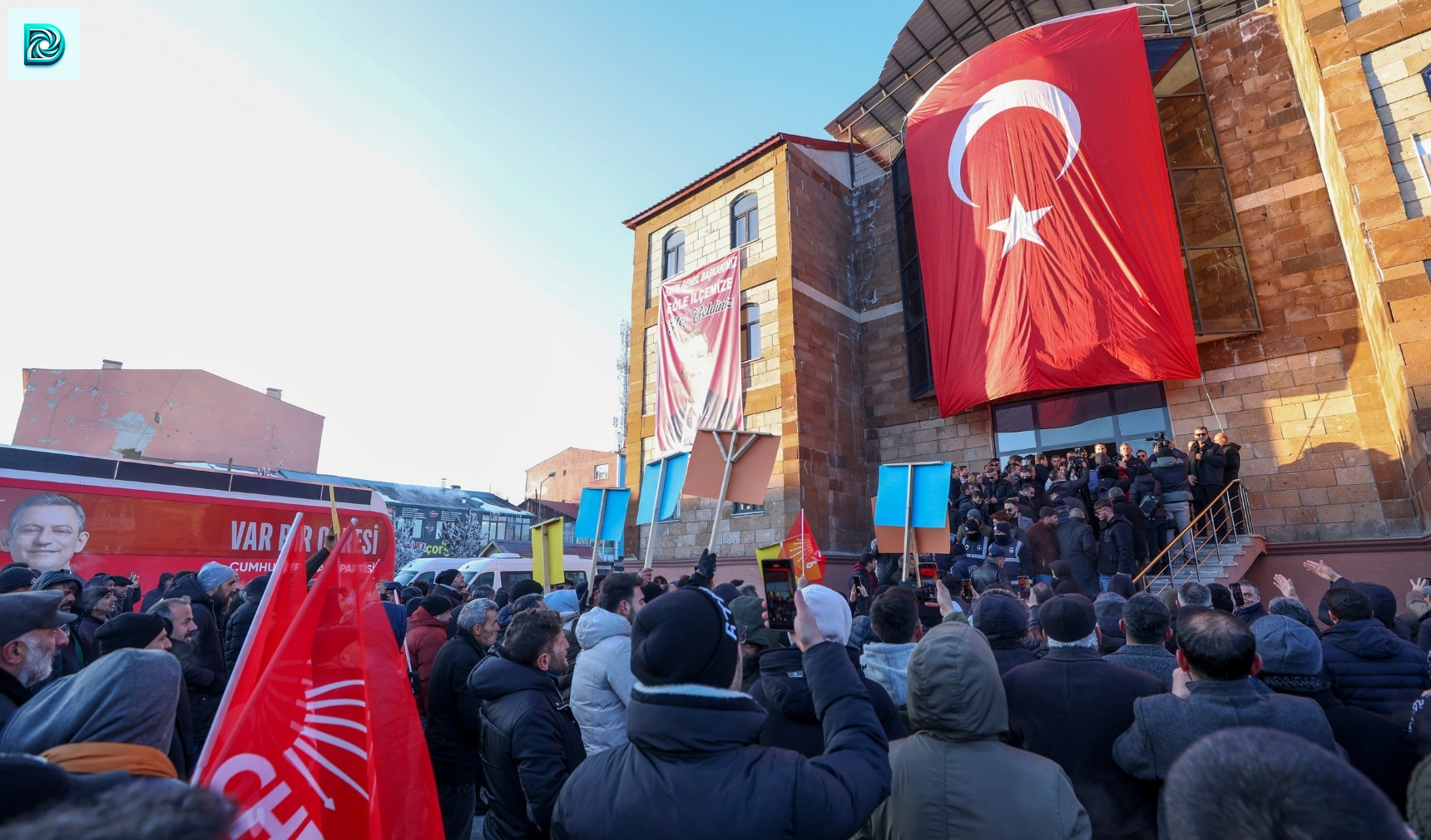 Cumhuriyet Halk Partisi Genel Başkanı Özgür Özel, Göle Belediyesini Ziyaret Etti. 1