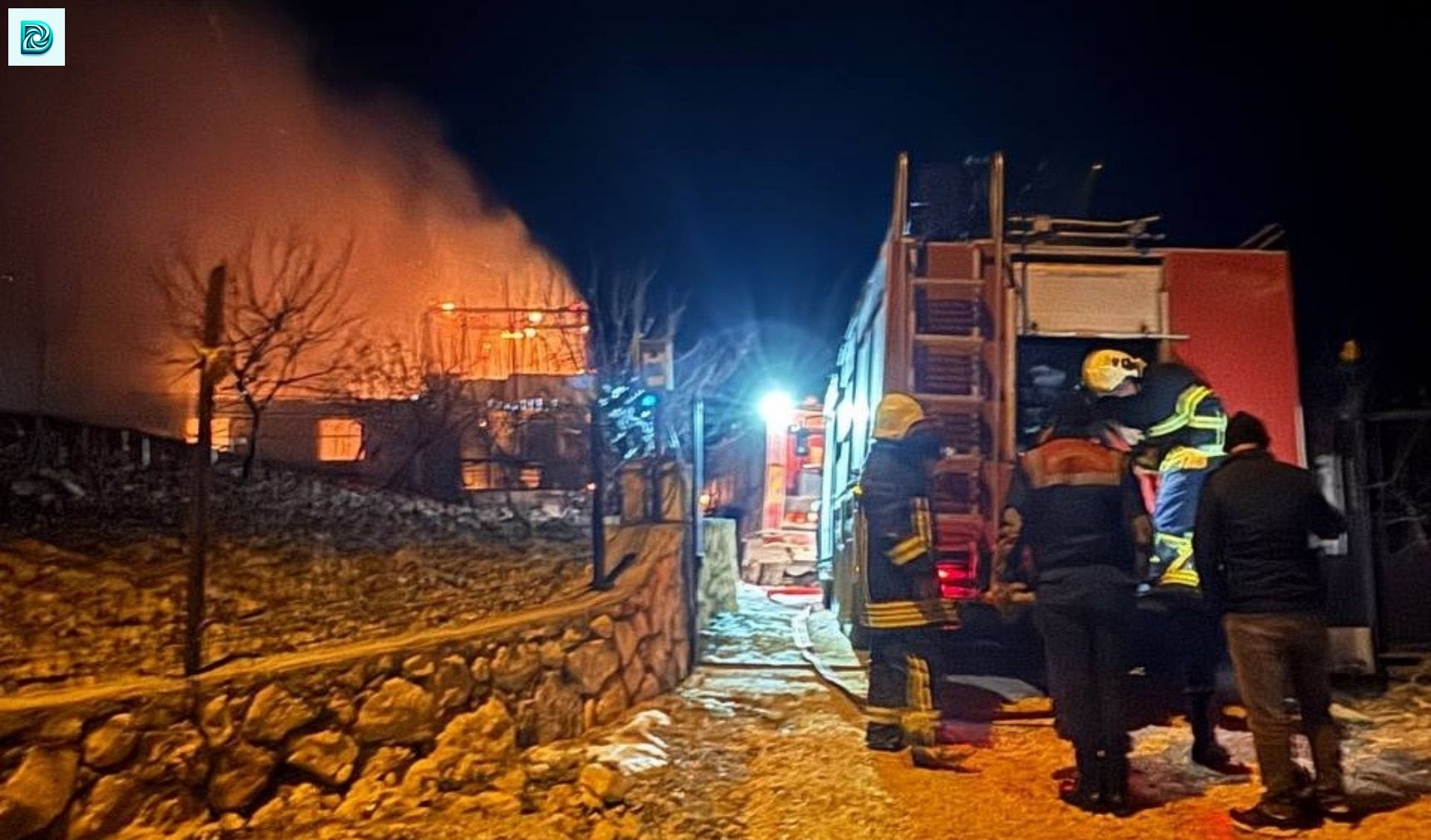 Besni'de Rüzgarın Etkisiyle Büyüyen Yangın Evi Küle Çevirdi (2)