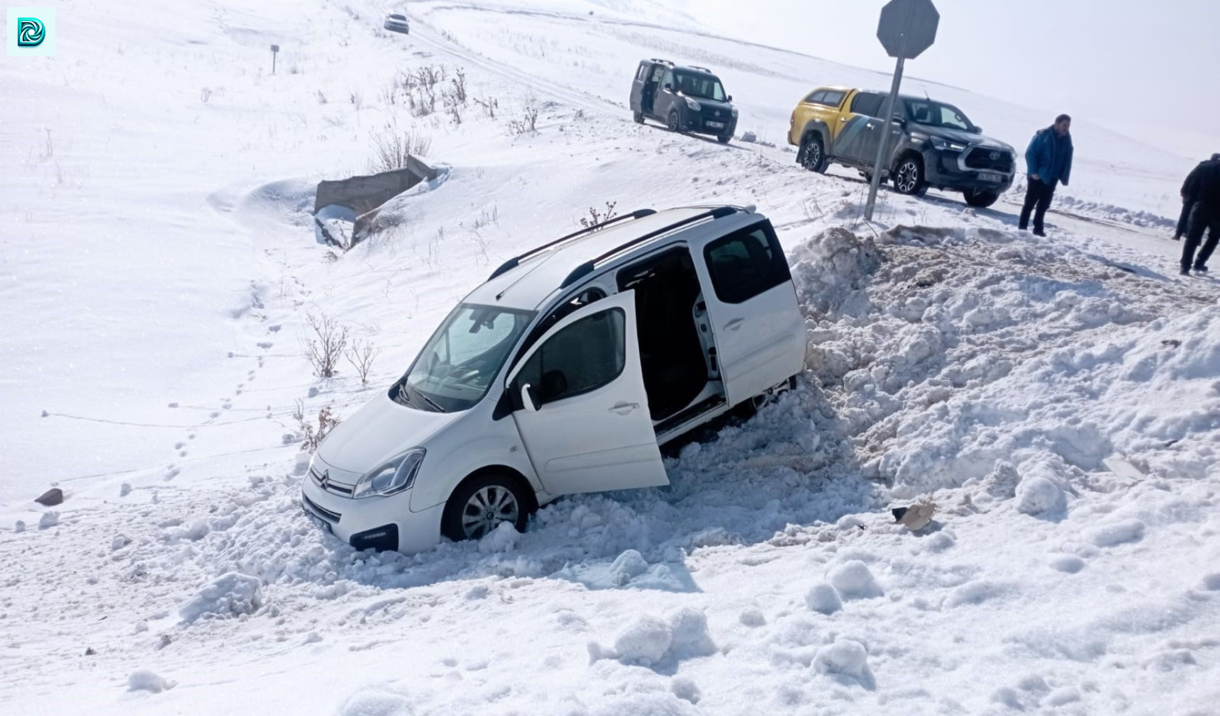 Kars’ta Otomobil İle Ticari Araç Çarpıştı 9 Yaralı (2)