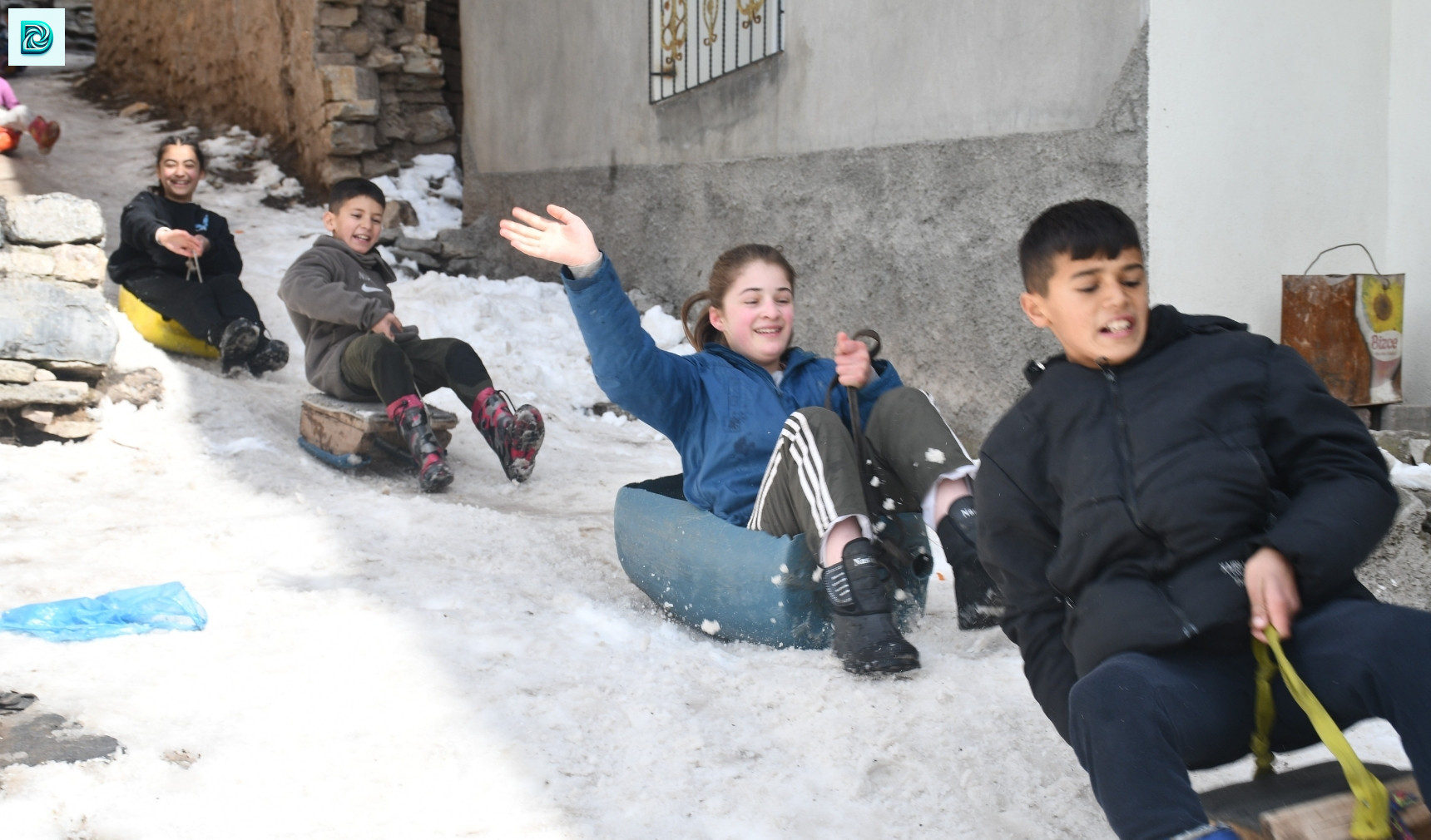 Şırnak'ta Çocukların Bidonlarla Kayma Keyfi 1