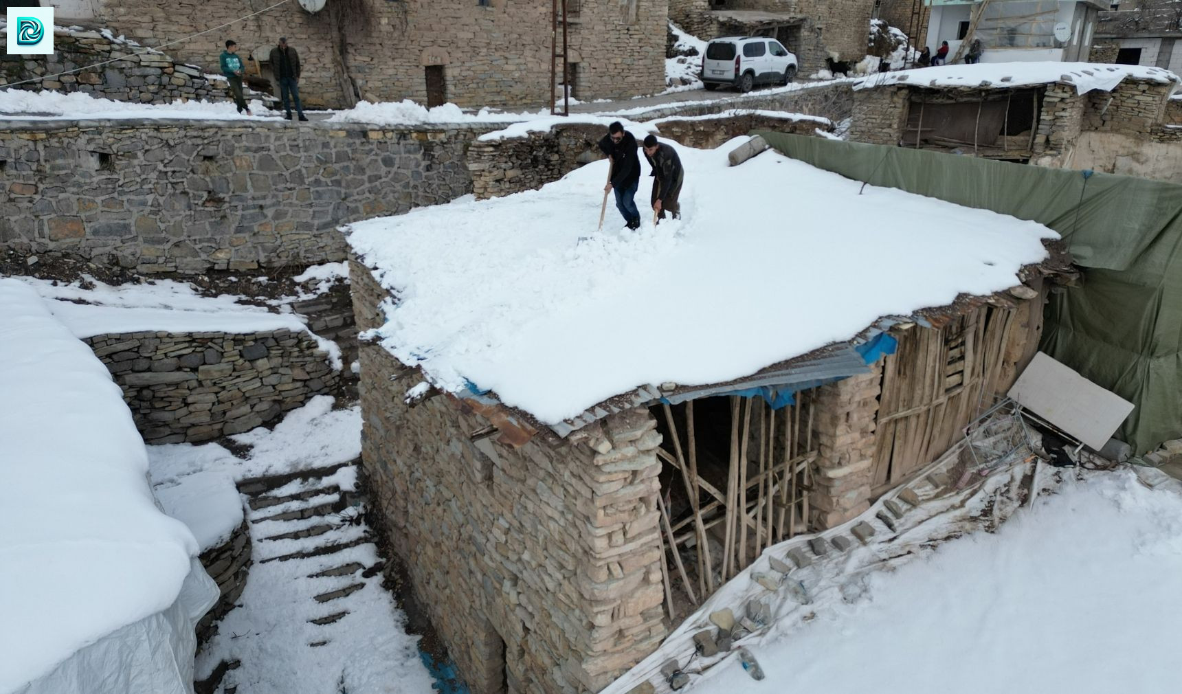 Uludere’de Kış Geleneği  Kerpiç Damlarda Kar Temizliği (1)